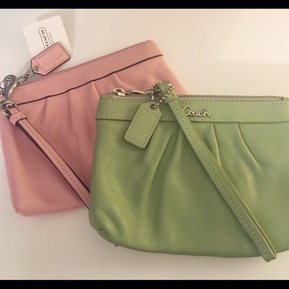 COACH PINK OR GREEN SOFT LEATHER WRISTLET - Picture 3 of 7